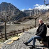 Reynald Blanchut sur la place du Replan, qui surplombe le village de Chamoson